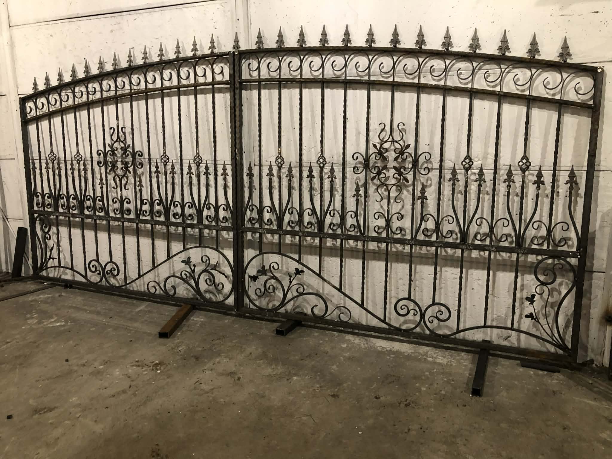 kovácsolt kétszárnyú kapu díszes alsórésszel